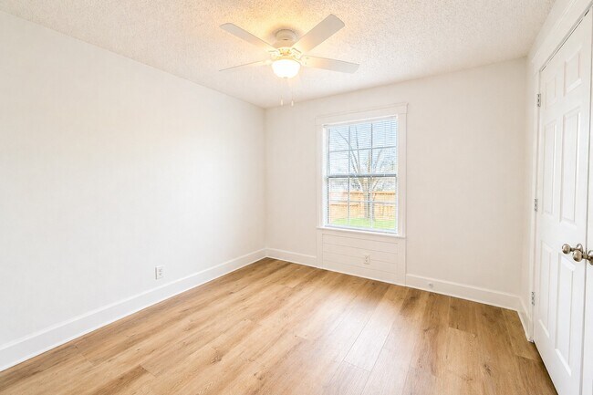 Building Photo - 7 Carol Ct