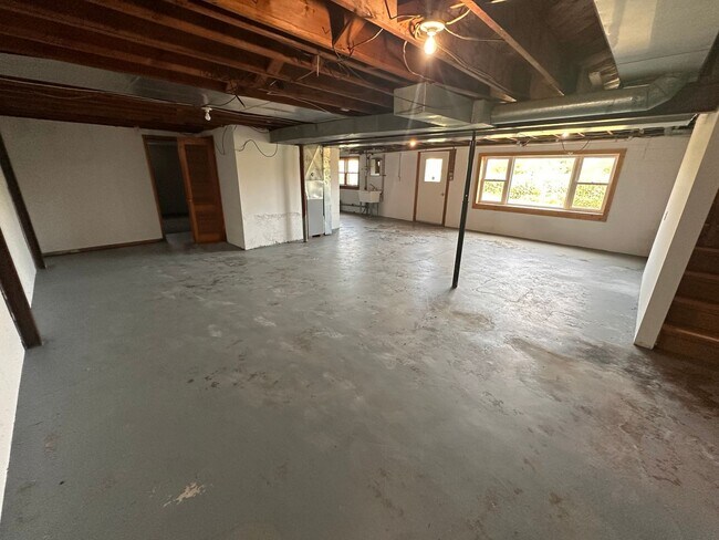 Building Photo - Louisville Farmhouse With Walkout basement
