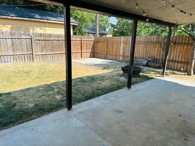 Building Photo - 4+ bedroom, 2 bath with Hot Tub, Fenced Yard and Garage