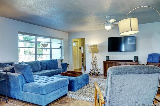 Building Photo - 905 SE Flamingo Ave