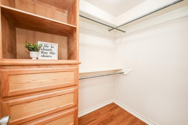 Building Photo - 1000 Ranchway Dr