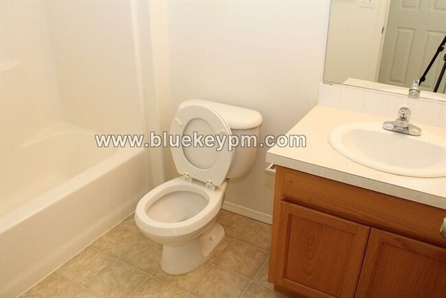 Building Photo - 2 Bed, 2.5 Bath Townhome in Rockwood Neighborhood