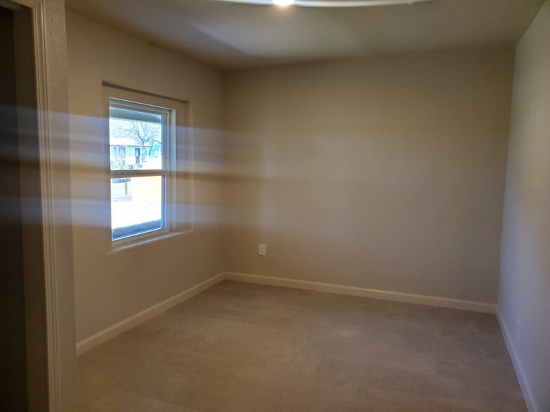 Building Photo - 118 Esmeralda Dr