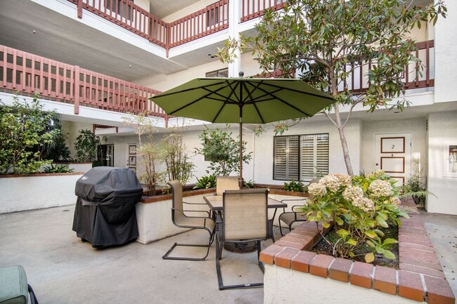 Building Photo - Newly renovated very bright 2 bed condo...