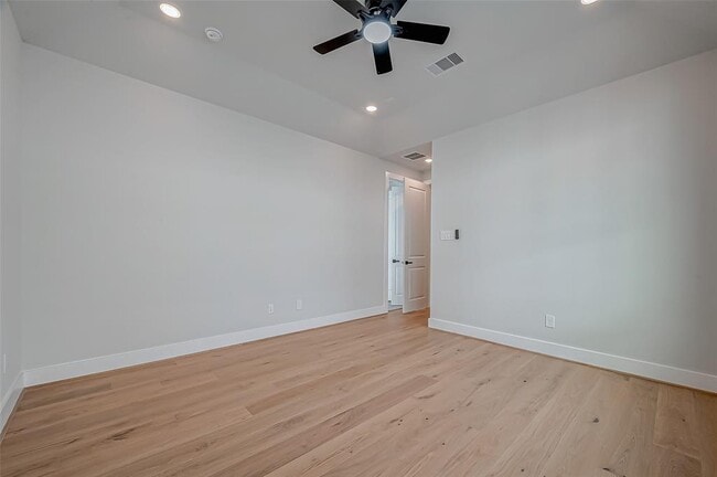Building Photo - 1222 W 24th St
