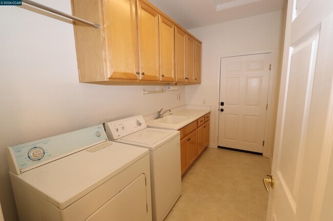 Building Photo - 567 Quindell Way