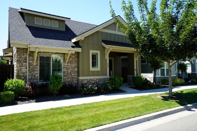 Building Photo - 407 W Pavilion Ln