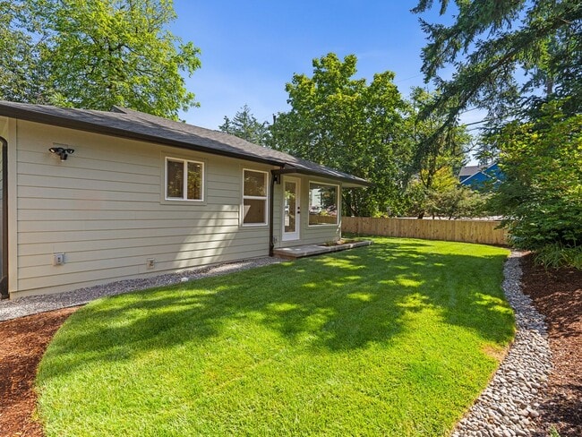 Building Photo - Light-Filled, Fully Remodeled 2?Bed / 1?Ba...