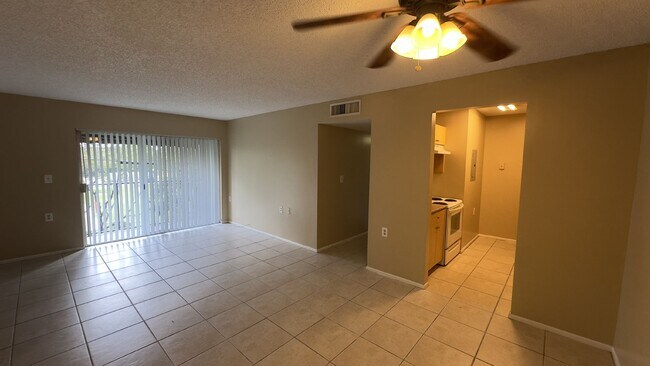 Building Photo - Charming 2-Bed Condo Retreat in West Palm Beach – Cozy Living Awaits!