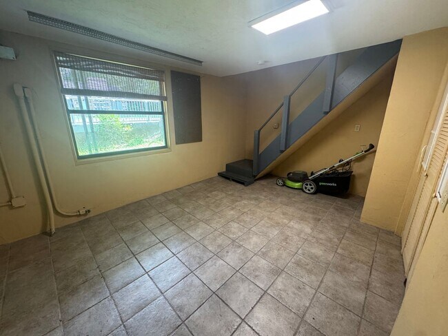 Building Photo - 6/3 within Walking Distance to Campus!!