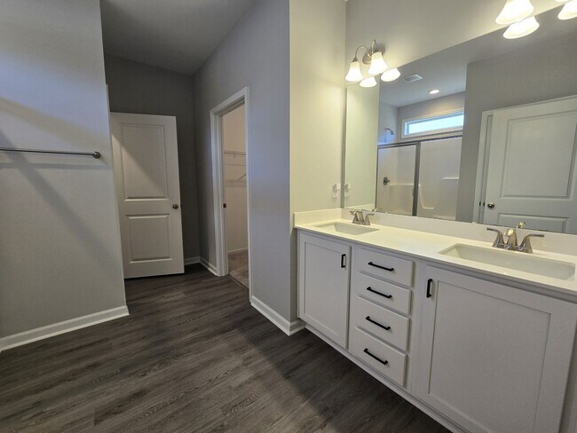 Building Photo - **October Rent Free**4 Bedroom, 2 Bath Hom...
