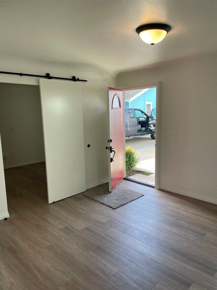 Family room - 287 W Mission Ave