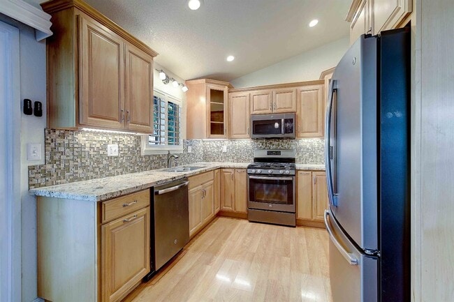 Building Photo - Updated 3 Bedroom Home on Quiet Court with Covered Patio