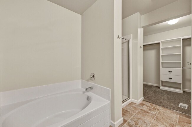 Building Photo - MOVE IN READY NOW! A/C! Multi generational living? Home office? Tumwater School District