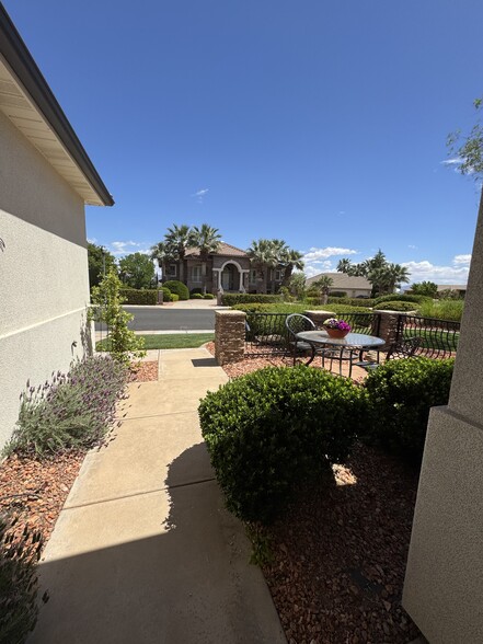 Building Photo - 1097 N Berkshire Dr