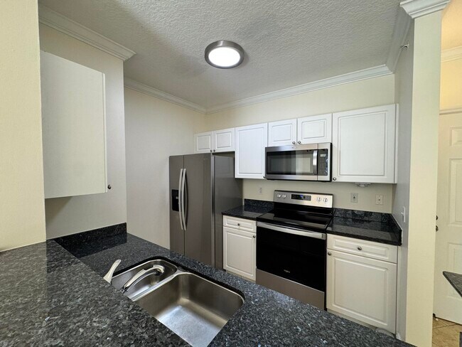 Building Photo - 580 S Sapodilla Ave