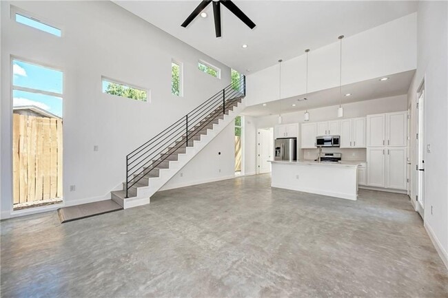 Building Photo - 6111 Begonia Cir