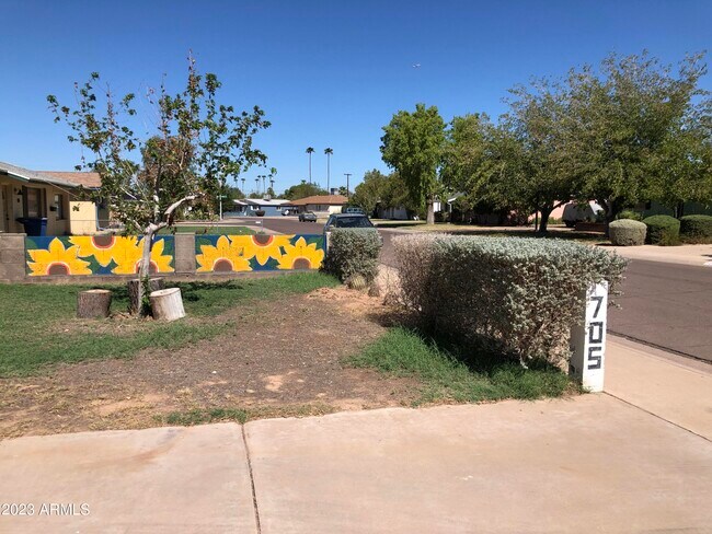 Building Photo - 705 W 16th St