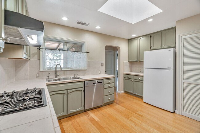 Building Photo - 3BD/2BA Home | Central A/C | 2-Car Garage | Top Schools