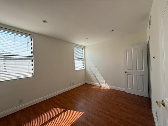 Building Photo - Sherman Oaks Townhome