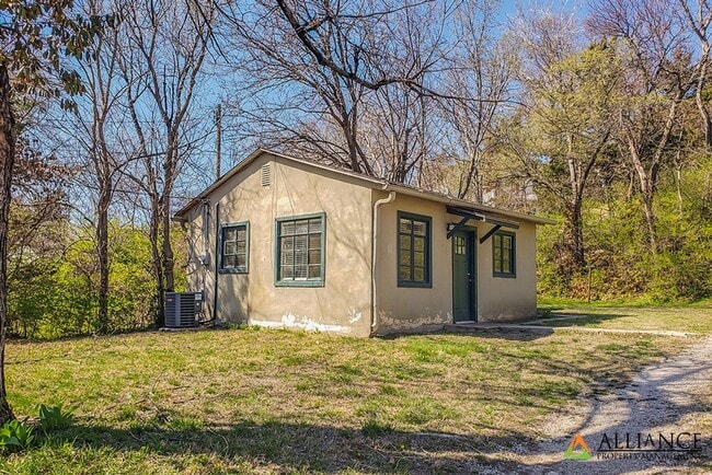 Building Photo - 619 Ratone Ln