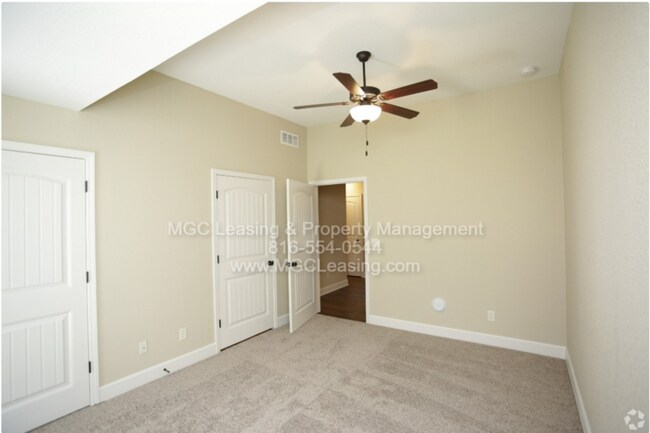 Building Photo - Luxury Living in Lee's Summit