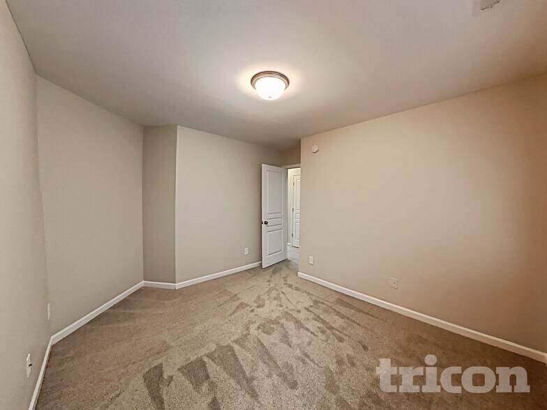 Building Photo - 553 McCarthy Dr