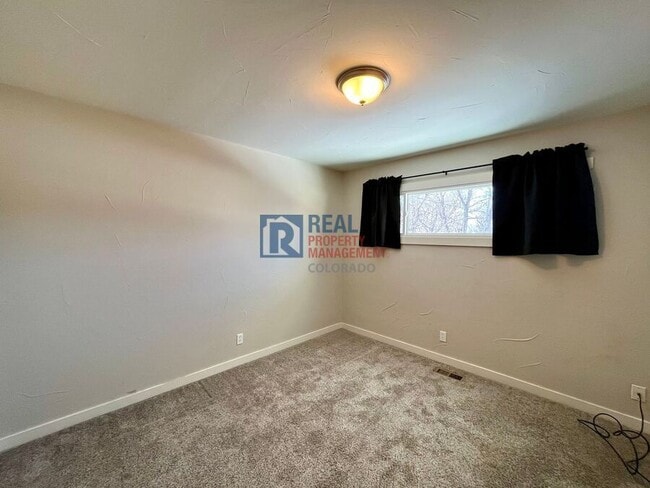 Building Photo - 324 Davie Dr