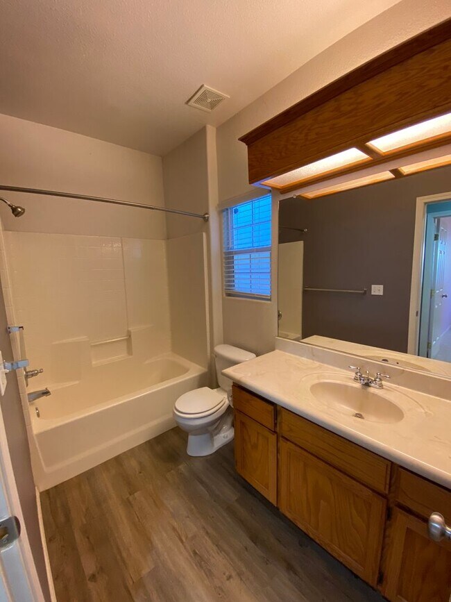 Building Photo - 2643 W Oakridge Ave