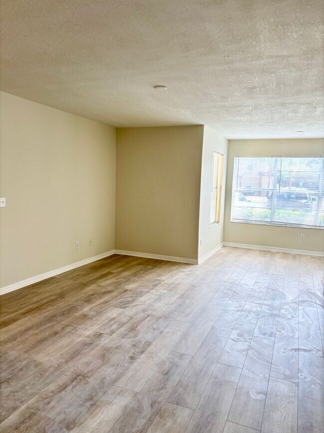 Building Photo - Modern comfort in Prime Orlando location –...