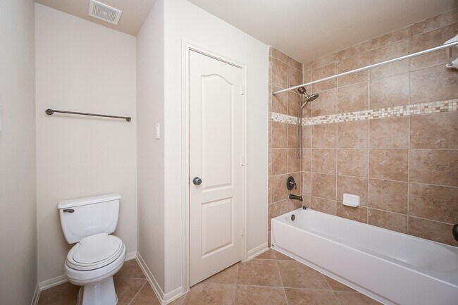 Building Photo - 19 Sandwell Place