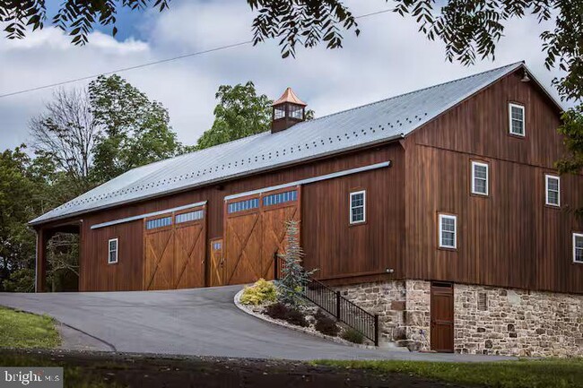 Building Photo - 284 Hickory Dr