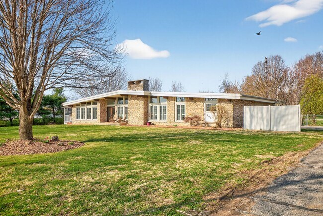 Building Photo - 5BR Retreat w/ Private Indoor Pool In Greensburg