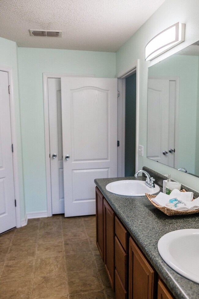 Building Photo - 2026 Catline Cir
