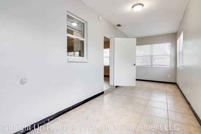 Building Photo - 2 br, 1 bath House - 824 North Florence Av...