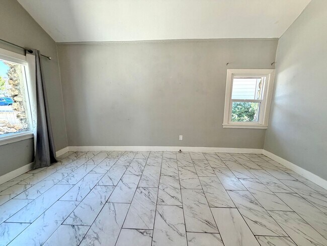 Building Photo - 3056 Crescent Way