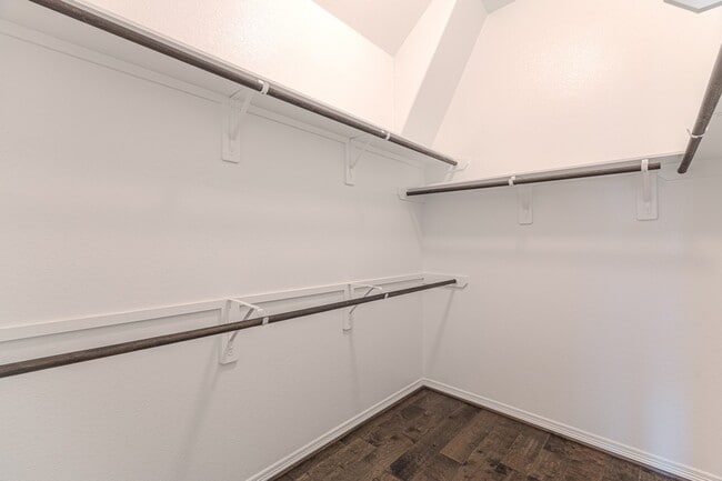 Building Photo - 3439 Cres Vista Dr