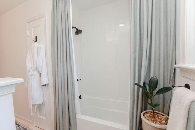 Building Photo - Charming 2BR in Historic Home – Bright, Sp...