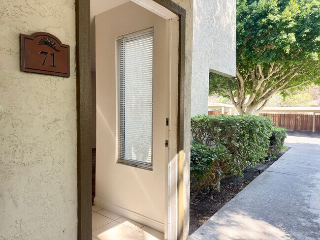 Building Photo - Lower Level Condo in Gated Arbor Hill!