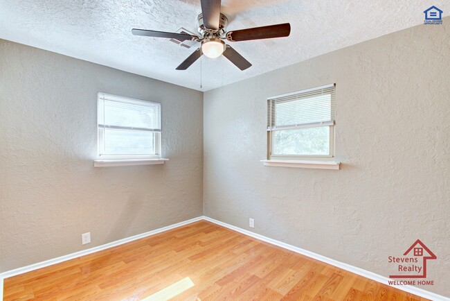 Building Photo - 4225 SE Elmhurst Ln