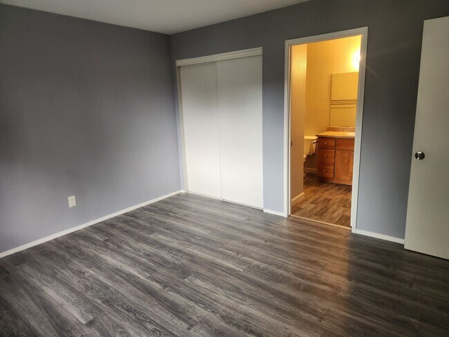 Building Photo - Charming 2-bedroom, 2- bathroom home in park like setting close to downtown Santa Rosa