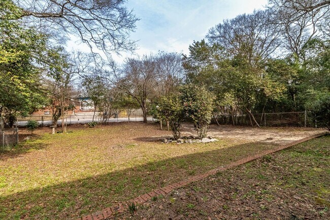 Building Photo - 2113 Cresswell Dr