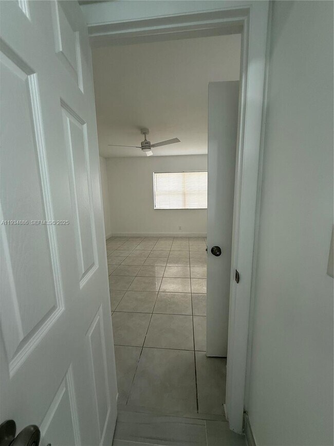 Building Photo - 210 Lakeview Dr