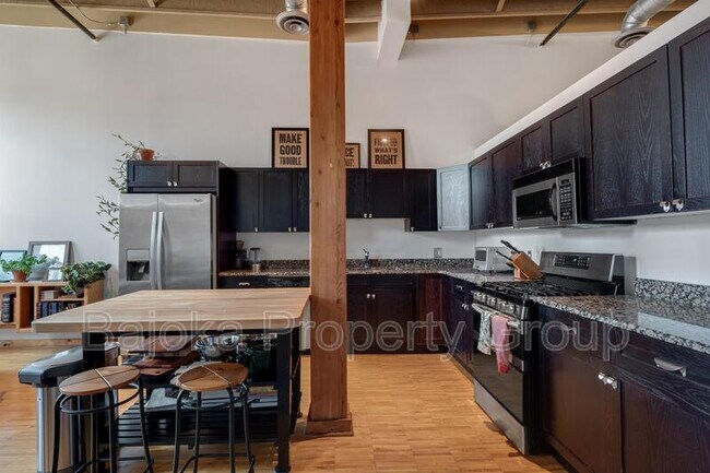 Building Photo - 200 River Pl Dr