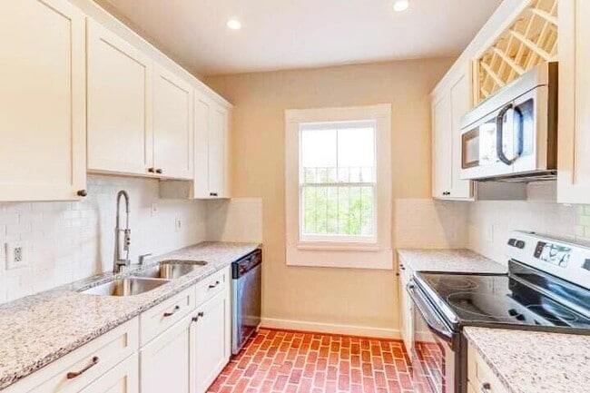 Building Photo - 65 Vanderhorst St