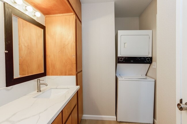 Building Photo - Sunny Potrero Hill 3BR / 1BA Townhome | Private Yard | YouTube Tour