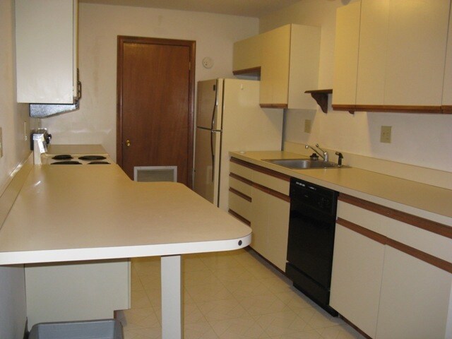Plenty of the counter and cabinet space. - 107 Hilltop Dr
