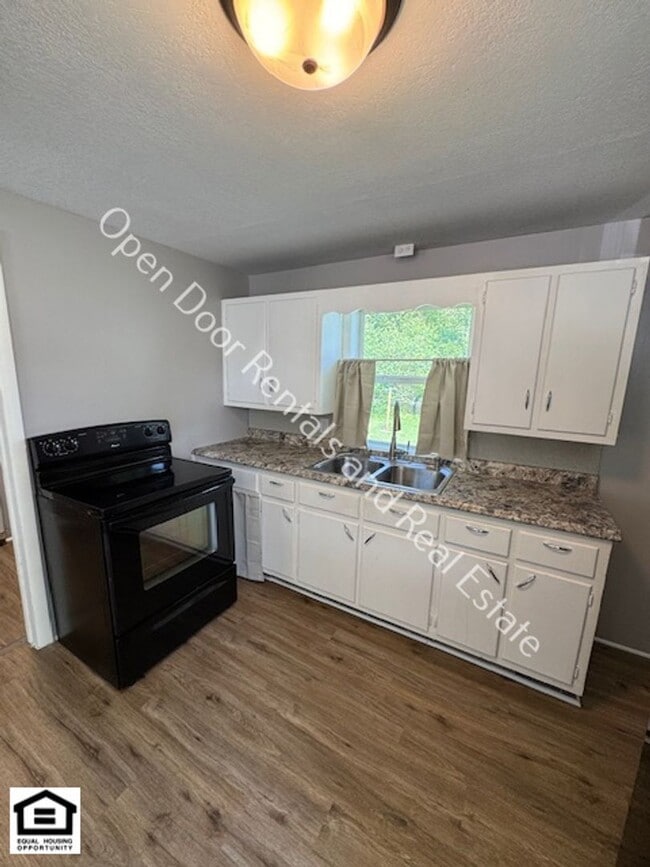Building Photo - Newly remodeled 2 bedroom home!