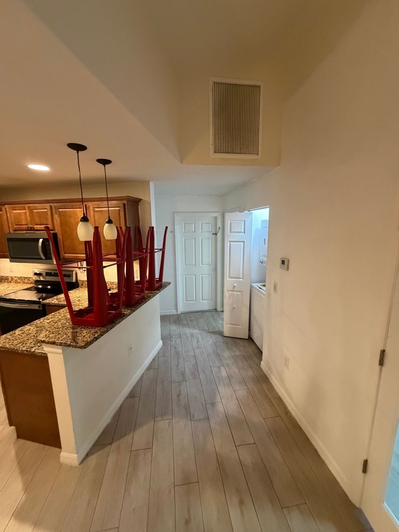 Building Photo - 502 W 9th St