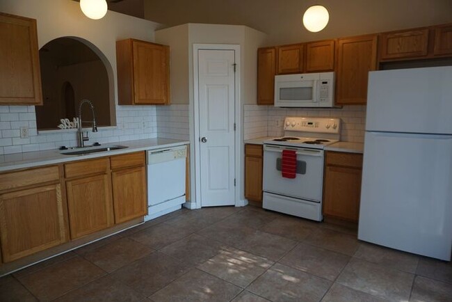 Building Photo - 3 Bedroom Home with Garage